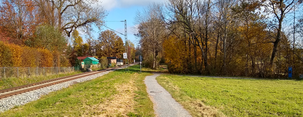 Ausbaufähiger Weg an einer Bahnlinie