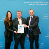 Staatsminister Christian Bernreiter mit Christina Diem-Puello und Maximilian Diem von Deutsche Dienstrad nach der Vertragsunterzeichnung. Staatsminister Christian Bernreiter mit Christina Diem-Puello und Maximilian Diem von Deutsche Dienstrad nach der Vertragsunterzeichnung.